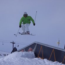 Skutt &ouml;ver ena delen av r&auml;jlet!. Foto: Pappa. &Aring;kare: Kristoffer Hedl&ouml;f.