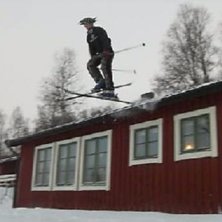 s&aring; bara s&aring; h&auml;rlit ut o dropa fr&aring;n grann taket . Foto: Oskar filmar,. &Aring;kare: Basmange.