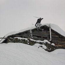 hittade ett hus som givetvis m&aring;ste droppas... Foto: Christoffer Engstr&ouml;m. &Aring;kare: Filip Giselsson.
