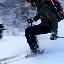 Erik slarvar s&auml;llan med j&auml;garvilan under f&ouml;rs&auml;. Foto: Fredrik Johansson. &Aring;kare: Erik Olofsson.