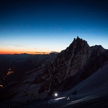 Aiguille du Midi i soluppg&aring;ngen med Chamonix l&aring;n. Foto: Erik Fr&ouml;jdh.