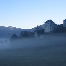Dimman l&auml;gger sig som ett mystiskt t&auml;cke vid bor. Foto: Linn Andersson. &Aring;kare:  -.