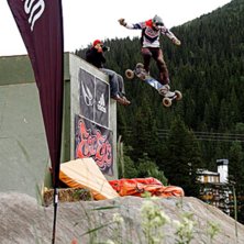 Mr dirtboard himself saftar utf&ouml;r boxen. Han bj&ouml;. Foto: Wolf H&ouml;rner. &Aring;kare: Justin.