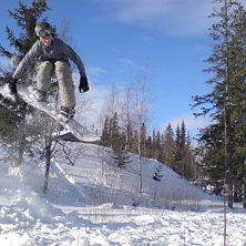 Lek med sm&aring;hopp mellan stugorna. still the shit. Foto: Robin Isaksson. &Aring;kare: Mattias Fredrikson.