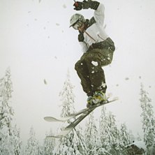 180 tail med dassigt kors. Fr&aring;n hustaket p&aring; stug. Foto: Calle Warnel&ouml;v. &Aring;kare: Micke Axbom.