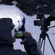Foto: Ola Melin. &Aring;kare: Filmaren Einar Lindgren trivdes fint i kv&auml;llssolen och lyxar till det med en &ouml;l ..