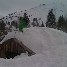 Lek p&aring; hustak.. Foto: Dan Cummings. &Aring;kare: Viktor Felln&auml;s.