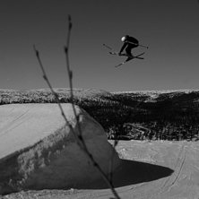Foto p&aring; n&auml;r jag hoppar i s&auml;len. Foto: Michael Thompson. &Aring;kare: Jakob Good.