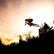 Lenny langer en shoulder buzzad table.. Foto: Simon Berggren. &Aring;kare: Lenny Freij.