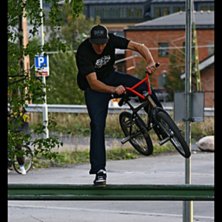 Ragnar st&auml;nker ner foten och sl&auml;nger sig &ouml;ver r. Foto: Patrik Durfors. &Aring;kare: Ragnar.