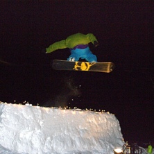 Filiph hoppar p&aring; Photo Night i Hallstabacken.. Foto: Jan R&ouml;hlander. &Aring;kare: Filiph N&auml;s.