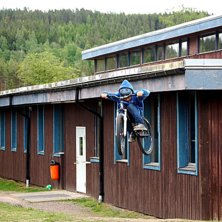 boostar lite upp i en bank.. Foto: Jesper Waller. &Aring;kare: Simon Persson (jag).