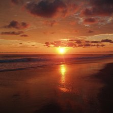 H&auml;rligaste tiden att surfa p&aring;, solnedg&aring;ngarna i. Foto: Anna. &Aring;kare: N&aring;gon.