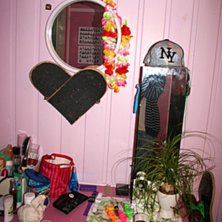 i live in a very pink rooooom. Foto: Isabella Gustafsson. &Aring;kare: mina speglar, skateboards och klockor.