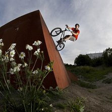 Fotad med 10.5mm och en radioutl&ouml;st blixt snett n. Foto: Mats Kahlstr&ouml;m. &Aring;kare: Henrik Kjellman.