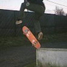 En fiskm&aring;s-kickflip utf&ouml;r muren...  som &auml;r sis�. Foto: La Mima. &Aring;kare: Kristian B.