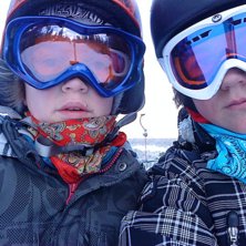 I liften tr&aring;kig, fast brist p&aring; bilder. Foto: Me. &Aring;kare: Jag och lillebror.