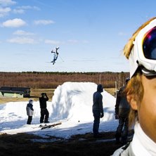 Sante st&aring;r &aring; posaaar &aring; n&aring;n k&ouml;r i bakgrunden... Foto: Simon Pont&eacute;r. &Aring;kare: Patrik Jonsson.. och Sante.