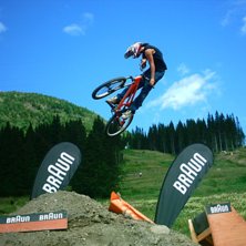 en kille som har en liten hopp session. Foto: tommy silfverblad. &Aring;kare: ok&auml;nd.