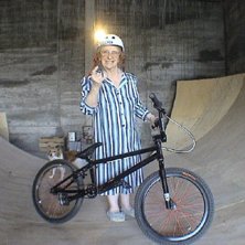 mormor laddar med bmxen :). Foto: vet ej. &Aring;kare: mormor.