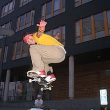 g&ouml;r en ollie &ouml;ver min lilla stora syster.. Foto: Johan M&aring;rtensson. &Aring;kare: Anders Fr&ouml;derberg.