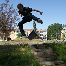 Kickflip ner f&ouml;r trappa. Foto: Albin &Ouml;ster. &Aring;kare: Hugo Backman.