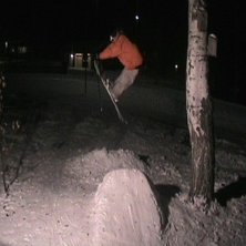 Jag hoppar hemma =). Foto: Nino Hellman. &Aring;kare: Adam Persson.