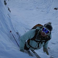 Ulf looking down at guide on top of colouir. Foto: Harold-Rider Batiste. &Aring;kare: Ulf Hammarmyr.