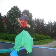 drar en backflip &ouml;ver ett gammalt t&auml;lt. Foto: martin bergkvist. &Aring;kare: GOLIAT.