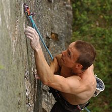 Tomas kl&auml;ttrar popitop en 8- p&aring; &Aring;rj&auml;ngsberget. Foto: Patrik Nyr&eacute;n. &Aring;kare: tomas Johansson.