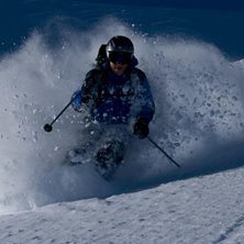 Pudersprut p&aring; Schweizisk glaci&auml;r!. Foto: Patrick S&ouml;dermark. &Aring;kare: Andreas G&ouml;th.