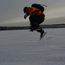 En sitbelt p&aring; l&aring;ngf&auml;rdsgrillorna sitter inte he. Foto: Fredrik Broman. &Aring;kare: Jag.