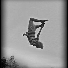 drar en 180 b-flip. Foto: robin. &Aring;kare: gustav &aring;gren.