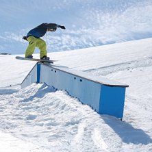 Anders leker p&aring; boxarna. Foto: Jonas Sj&ouml;din. &Aring;kare: Anders Carnbro.
