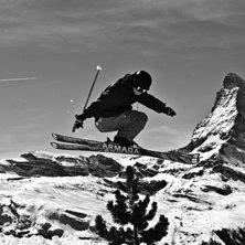 Adam jibbar &ouml;ver en gran. Foto: Robin Ljungqwist. &Aring;kare: Adam Jonsson.