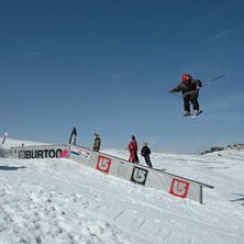 hoppade &auml;ver railet med en 180. Foto: urban n&auml;sman. &Aring;kare: Simon Ericson.