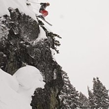 droppar en klippa i khyberskogen. Foto: Fredrik Larsson. &Aring;kare: Emil Davidson.