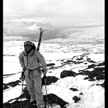 P&aring; toppen av Norddals, Riksgr&auml;nsen. I bakgrunden. &Aring;kare: KR Hennersten.