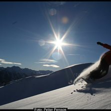 Adrian &aring;ker ner f&ouml;r en liten offpist i Flachau. Foto: Petter Persson. &Aring;kare: Adrian Persson.