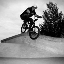 Bj&ouml;rn k&ouml;r en smithgrind(?) nerf&ouml;r betongcurbet . Foto: Joakim Croy. &Aring;kare: Bjorn.