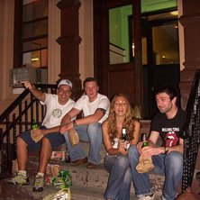 &Auml;kta getto-f&ouml;rfest p&aring; trappan utanf&ouml;r v&aring;rat h. Foto: Linda. &Aring;kare: Marco, Richie, Anja och Jamie.