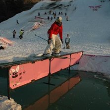 Glider p&aring; r&auml;cke i Hammarby. Foto: Dennis Ylikangas. &Aring;kare: Marcus Gardefjord.