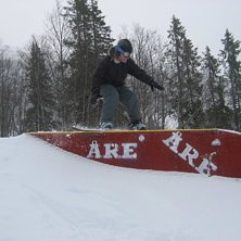 Boardslidetr&auml;ning p&aring; box.
Lite som Bambi p&aring; is. Foto: Anders Dahlgren. &Aring;kare: Jag.