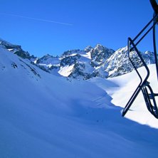 Sitter i liften och ser v&auml;rldens vy och pl&aring;ttar . Foto: Marcus Velin. &Aring;kare: Ok&auml;nda.