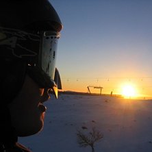 Kallt ny&aring;rsv&auml;der, med en of&ouml;rgl&ouml;mlig skymning.. Foto: Martin &Ouml;hl&eacute;n. &Aring;kare: David Svensson.