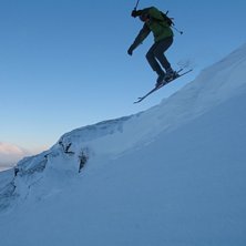 Bj&ouml;rn l&auml;gger en offpistrepa strax ovanf&ouml;r topps. Foto: Erik Thorsell. &Aring;kare: Bj&ouml;rn S&ouml;derlund.