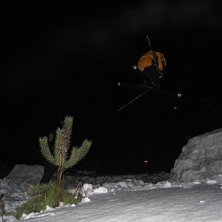 hoppar. Foto: berra. &Aring;kare: marcus gustafsson(jag).