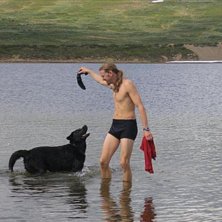 Bad, hundlek och kl&auml;dtv&auml;tt i J&auml;mtlandsfj&auml;llen. Foto: lillasyster Karolina Wiklund. &Aring;kare: Moss (labrador) Andreas Wiklund (bad-pojke).