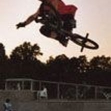 En varm dag som f&aring;r &auml;n att gr&aring;ta av l&auml;ngtan nu. Foto: Kemikal. &Aring;kare: Gnoziz, Da man.