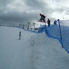 hoppar &ouml;ver stacketet i flottan 3m till platt:S . Foto: patrik fernstr&ouml;m. &Aring;kare: jag.